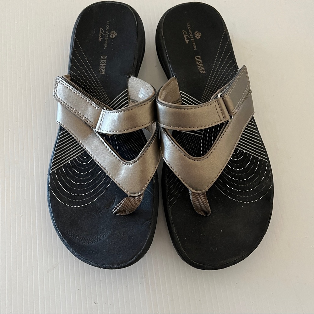 Clarks Cloudsteppers Metallic Taupe Adjustable Hook Flip Flop Sandals 7 - Picture 3 of 11